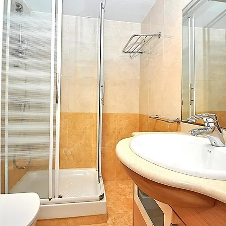 Bellevue Apartment *